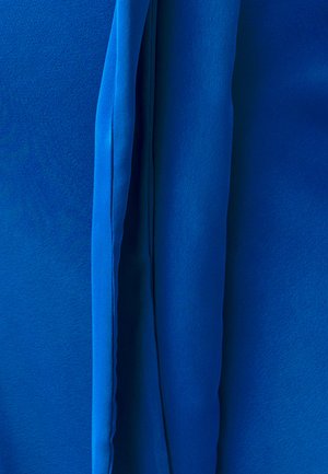 Tessuto di un blu brillante con una texture liscia e strati sovrapposti. Il materiale ha una leggera lucentezza ed è di aspetto leggero.