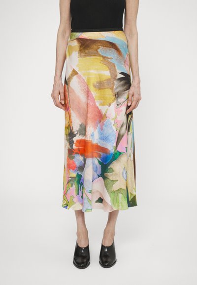 Jupe midi à motif floral avec des couleurs vives, y compris le rose, le bleu et le jaune ; fabriquée en tissu léger ; présente une forme légèrement évasée.