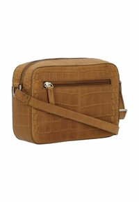 Borsa a tracolla in pelle color tan con effetto coccodrillo, dotata di chiusura a zip superiore e tasca frontale con zip, caratterizzata da una tracolla regolabile. Forma rettangolare.