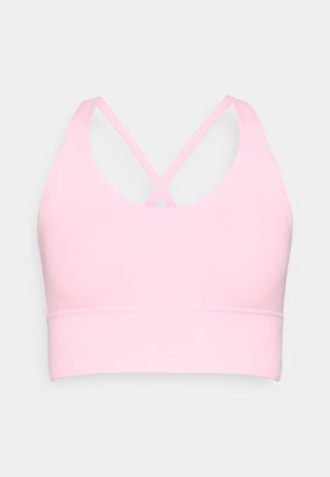 Sportovní podprsenka světle růžové barvy s hladkou texturou, kulatým výstřihem a překříženými ramínky na zádech pro podporu.