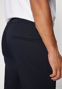 DRYKORN Chino kalhoty - dark-blue denim