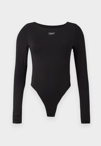 Černý body s dlouhým rukávem a oválným výstřihem, s tanga spodním dílem. Na hrudi se nachází malé bílé logo "tommy jeans". Hladký materiál.