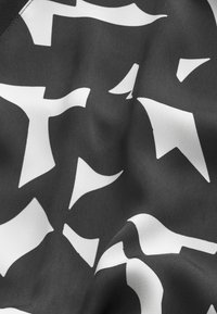 Next SHORT SLEEVE RAGLAN STANDARD - Jednoduché tričko - black and white geo