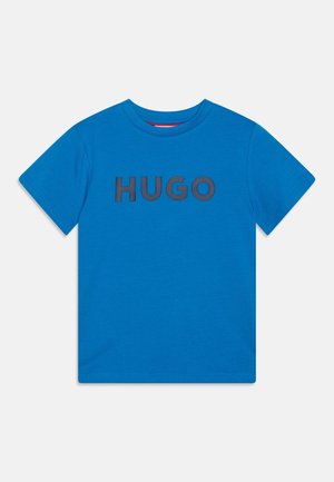 Niebieski t-shirt z krótkim rękawem, okrągłym dekoltem i pogrubionymi ciemnymi literami tworzącymi napis "HUGO" na środku z przodu.