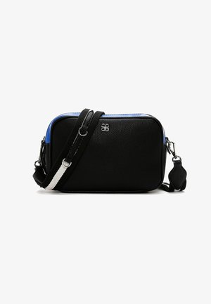 Bolso bandolera rectangular de textura negra con ribete azul, correa negra ajustable con franja blanca y pequeño logo plateado en el frente.