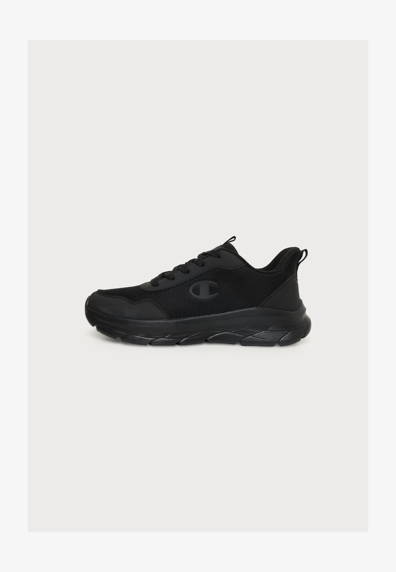 Baskets de sport noires avec côtés en mesh, design à lacets, semelle épaisse et un logo discret sur le côté gauche sur un fond uni.