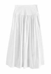 Jupe A-line blanche en coton doux. Caractérisée par une taille ajustée avec des plis, créant une silhouette fluide. Pas de motifs ou accents visibles.