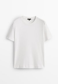 T-shirt blanc à manches courtes en coton doux. Il présente un col rond côtelé et un ourlet droit, avec une texture lisse sans motifs.