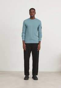 Calvin Klein Jeans BADGE TEE - Top dugih rukava - goblin blue