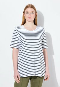 Camiseta de manga corta a rayas en blanco y verde oscuro. Presenta un cuello redondo, corte relajado y una textura de tela suave.