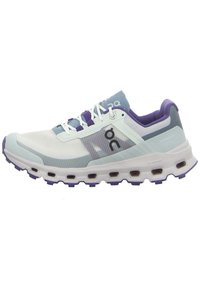 Chaussures de course légères en blanc, bleu clair et violet. Caractéristiques : tige en mesh respirant, semelle rembourrée et pods distincts en forme de nuage pour l'adhérence.