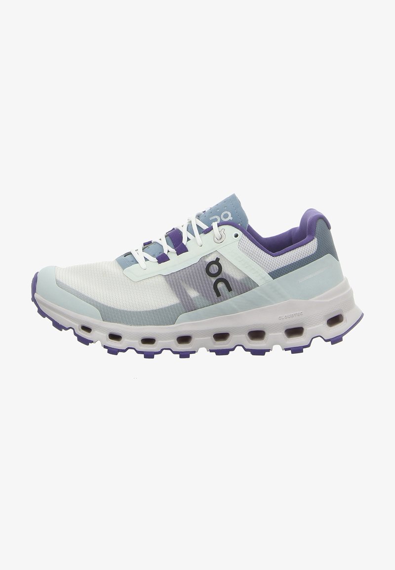 Chaussures de course légères en blanc, bleu clair et violet. Caractéristiques : tige en mesh respirant, semelle rembourrée et pods distincts en forme de nuage pour l'adhérence.