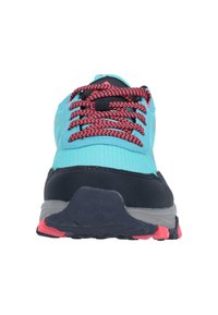 Vihreä urheilukenkä, jossa on teksturoitu pinta, mustia aksentteja ja punaisia kuvioituja nauhoja, sekä kestävä musta ja harmaa pohja.