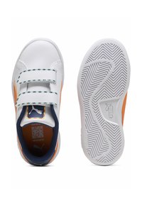 Adidași albi cu curele Velcro, accente portocalii, căptușeală bleumarin, talpă din cauciuc fără urme și model texturat pe talpă.