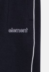 Marineblauwe joggingbroek met witte zijstrepen en een geborduurd "element" logo in het wit. Gemaakt van zacht, textured stof.