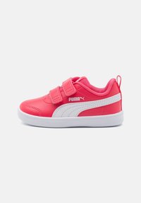 Zapatos infantiles Puma con parte superior sintética rosa, acentos blancos, correas de Velcro y suela de goma blanca. Diseño de punta redonda.