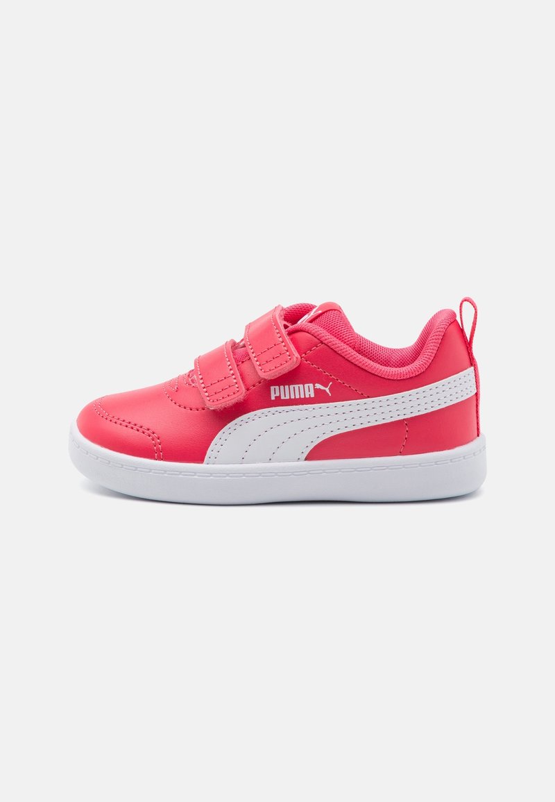 Zapatos infantiles Puma con parte superior sintética rosa, acentos blancos, correas de Velcro y suela de goma blanca. Diseño de punta redonda.