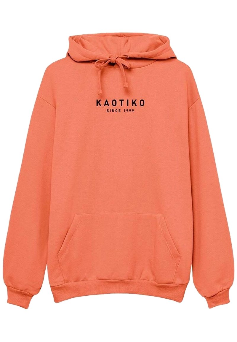 Koralowo-pomarańczowy sweatshirt z kapturem, z przednią kieszenią i czarnym napisem "KAOTIKO SINCE 1999" na klatce piersiowej oraz ze sznurkiem przy kapturze.