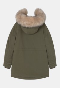 Olivově zelená parka s odnímatelnou kapucí z jemného kožešinového materiálu, dlouhými rukávy a rovnou siluetou.