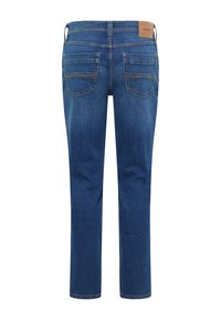 Jeans de mezclilla azul oscuro con pierna recta, dos bolsillos traseros, costuras visibles y una etiqueta de cuero marrón en la cinturilla.