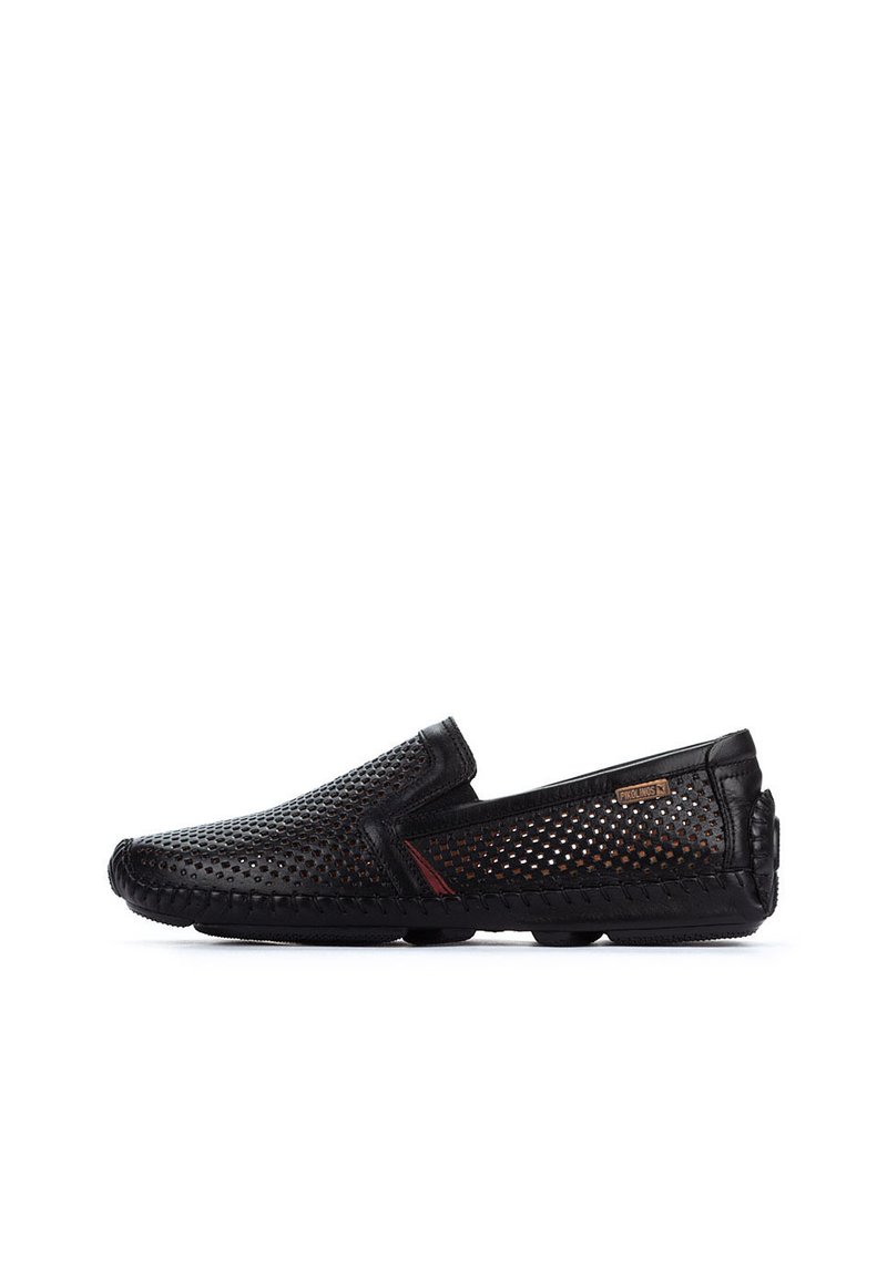 Schwarze Slipper aus perforiertem Leder mit gestickten Details und roten Akzenten. Flexible Sohle für Komfort und Atmungsaktivität.