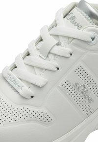Weißer Sneaker mit einem glatten Obermaterial aus Synthetik, durchbrochenen Details und flachen weißen Schnürsenkeln. Mit einem silbernen Akzent und einem markierten Logo.