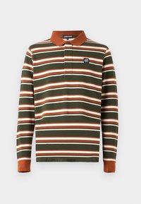 Poloshirt met lange mouwen in roestkleur, olijfgroen en witte horizontale strepen, roestkleurige kraag en manchetten, en een klein logo op de borst.
