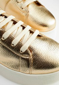 Next FOREVER COMFORT CHUNKY   - Matalavartiset tennarit - gold