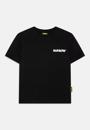 T-shirt di cotone nero con maniche corte, caratterizzato da un logo bianco "BARROW" sul lato sinistro del petto e un'etichetta fluorescente verde sul lato.