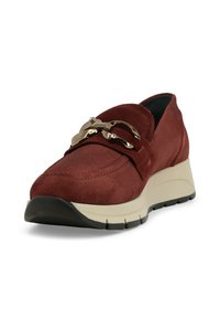 Scarpa slip-on in suede rosso con punta arrotondata, caratterizzata da un accento di catena dorata sulla parte superiore e una suola leggera crema con battistrada nero.