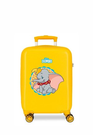 Maleta amarilla brillante con cuatro ruedas, con un elefante bebé de dibujos animados sonriente que lleva un sombrero amarillo y un collar rojo, etiquetada como "Dumbo".