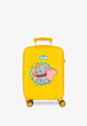 Maleta amarilla brillante con cuatro ruedas, con un elefante bebé de dibujos animados sonriente que lleva un sombrero amarillo y un collar rojo, etiquetada como "Dumbo".