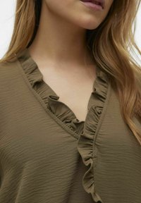 Vero Moda ALVA EMS LS V-NECK GA - Camicetta - capers
