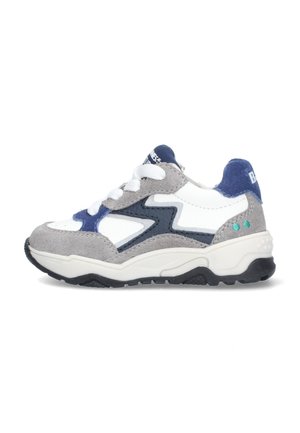 Lage sneaker met witte, grijze en marineblauwe panelen, witte veters, een getextureerd zool en groene stiksel details op de hiel.