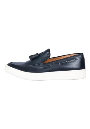 Scarpa slip-on in pelle blu con suola in gomma bianca, caratterizzata da dettagli di cucitura e una nappina decorativa sulla parte superiore.