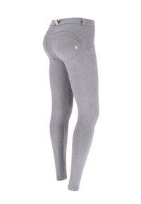 Leggings grises con un diseño ajustado, fabricados con tela suave, que presentan un detalle de bolsillo redondeado y una cintura lisa.