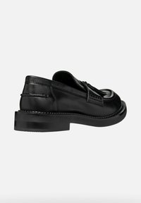 Scarpa in pelle nera con punta arrotondata, nappe decorative e dettagli cuciti. Presenta un tacco spesso e una superficie liscia.