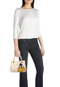 Borsa a mano beige chiaro con finitura lucida in vernice, con design ricamato di Daffy Duck, ferrature color oro e maniglie corte.