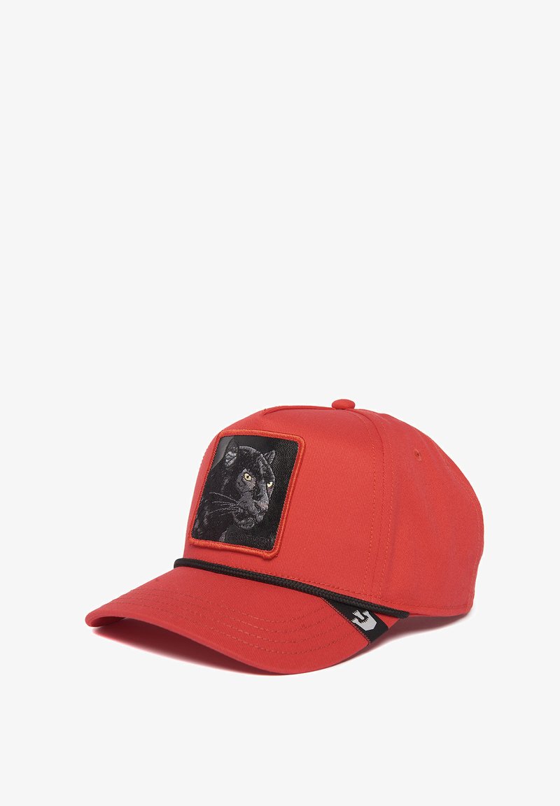 Rote Baumwollmütze mit einem schwarzen gestickten Panther-Patch auf der Vorderseite. Verfügt über einen gebogenen Schirm und einen verstellbaren Riemen hinten.