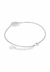 Pulsera de cadena de plata con un cierre circular que presenta piedras de strass transparentes. Incluye una etiqueta con el nombre de la marca. Longitud ajustable con un broche tipo langosta.