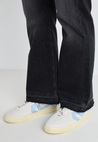 ONLY Carmakoma CARWILLY - Platėjantys džinsai - black denim