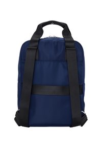 Granatowy plecak wykonany z wytrzymałego materiału, z regulowanymi czarnymi paskami, podwójnym uchwytem oraz eleganckim, nowoczesnym designem bez widocznych elementów metalowych.