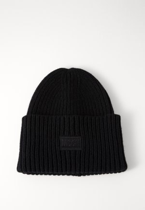 Zwarte geribbelde gebreide beanie met een omgevouwen manchet en een zwart patchlabel met geborduurde tekst "MSCH" op het midden aan de voorkant.
