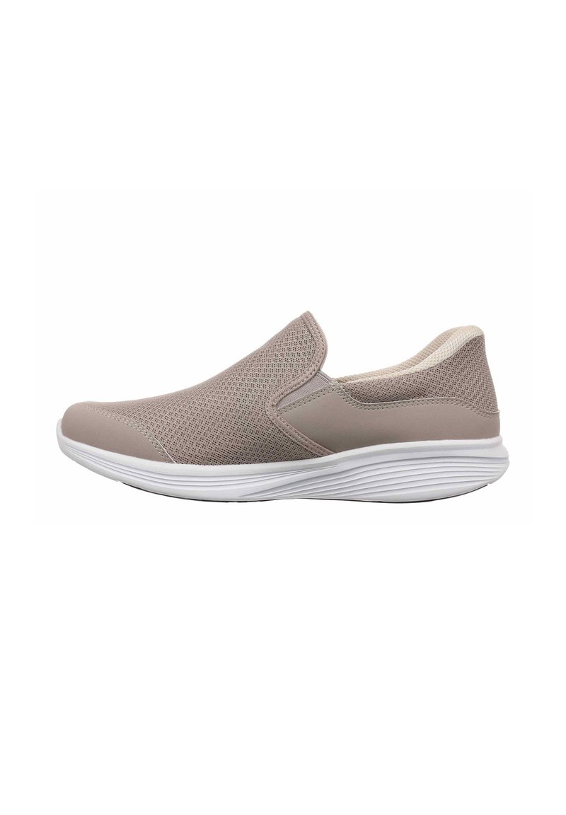 Scarpe slip-on in mesh beige traspirante con suola in gomma bianca. Presentano una punta arrotondata e pannelli laterali elastici per una facile vestibilità.