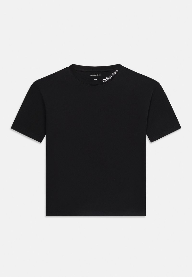 T-shirt court noir à manches courtes avec col rond et logo "Calvin Klein" imprimé près de l'encolure à l'avant.