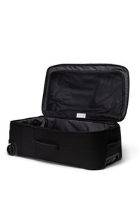 Černý cestovní kufr s textilním povrchem, velkým otevřeným oddílem, vnitřní síťovanou kapsou a bočními rukojeťmi pro snadný přenos.