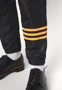 adidas Originals Pantalon de survêtement - black/orange
