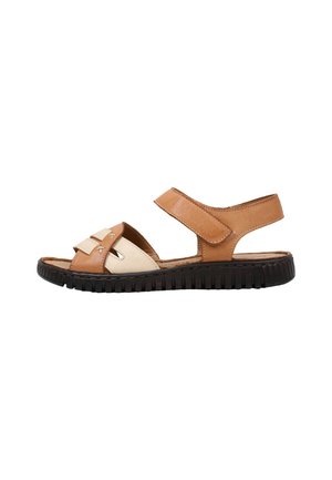 Sandalia marrón y beige de punta abierta con dos tiras de velcro y suela negra texturizada, vista de lado.