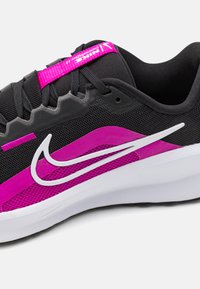 Nike Performance DOWNSHIFTER 13 - Cestná bežecká obuv - black, pink