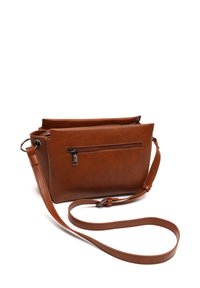 Sac bandoulière en simili cuir marron avec une poche zippée à l'avant, une sangle réglable et une texture lisse. Comprend deux compartiments extérieurs.